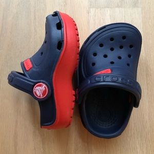 NEW Baby Crocs red/navy - size 4